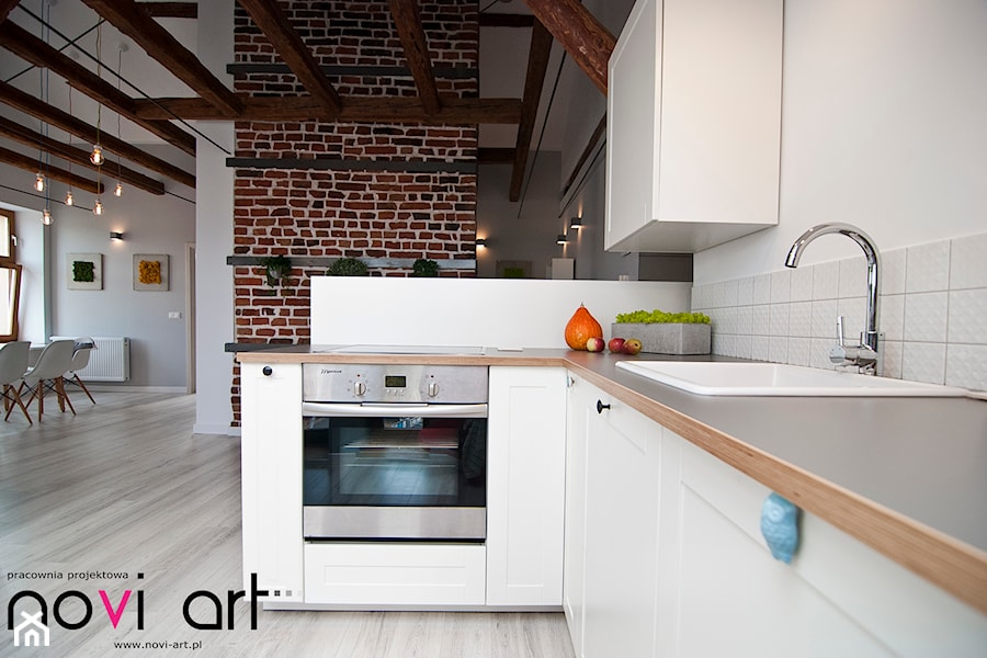 K12 Apartament 1 - Kraków - Realizacja 2015 - Mała średnia otwarta biała z zabudowaną lodówką kuchnia w kształcie litery l, styl skandynawski - zdjęcie od NOVI art Pracownia projektowa