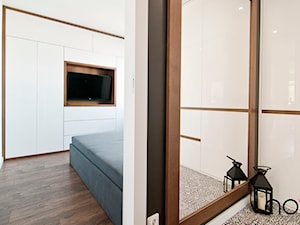 Mieszkanie Lipka 2 - Myślenice, Realizacja 2016 - Średnia biała szara sypialnia, styl skandynawski - zdjęcie od NOVI art Pracownia projektowa