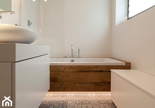 Mieszkanie Sobieskiego - Myślenice - Realizacja 2014 - Średnia łazienka z oknem, styl minimalistyczny - zdjęcie od NOVI art Pracownia projektowa
