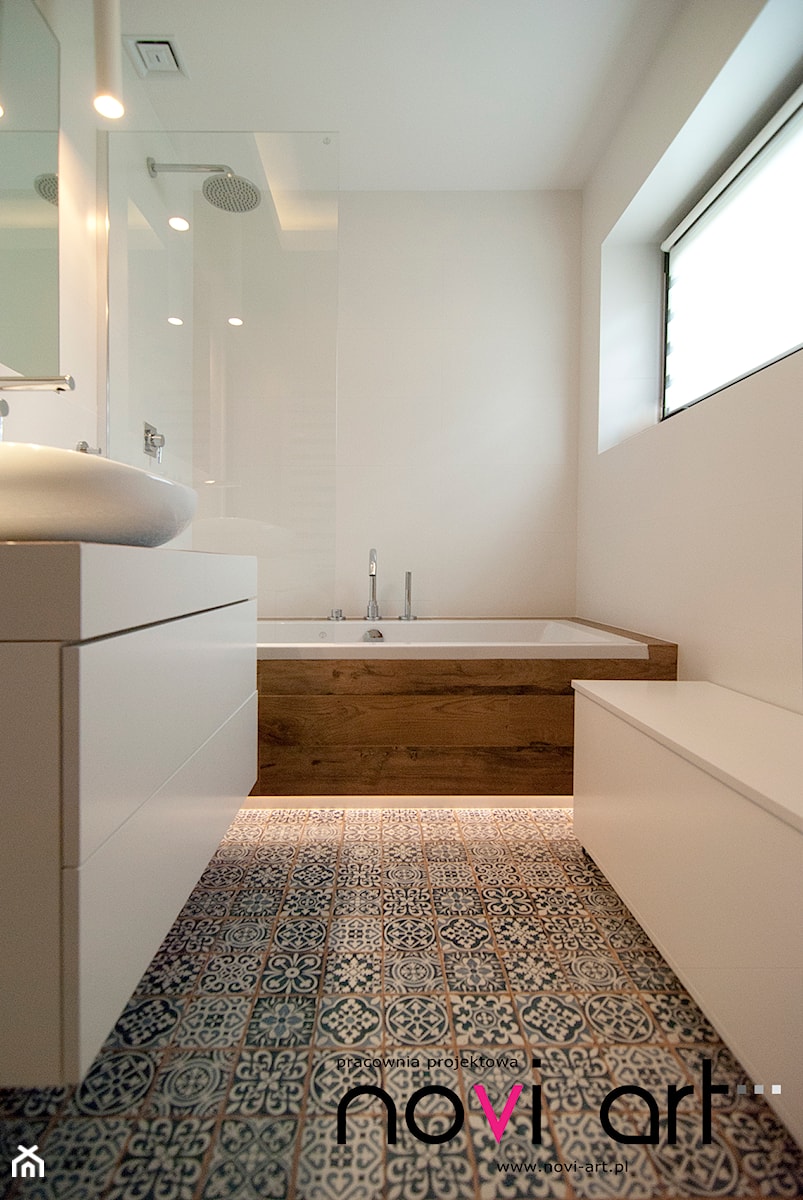 Mieszkanie Sobieskiego - Myślenice - Realizacja 2014 - Średnia łazienka z oknem, styl minimalistyczny - zdjęcie od NOVI art Pracownia projektowa