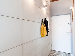 K12 Apartament 1 - Kraków - Realizacja 2015 - Średni z wieszakiem beżowy hol / przedpokój, styl ska ... - zdjęcie od NOVI art Pracownia projektowa