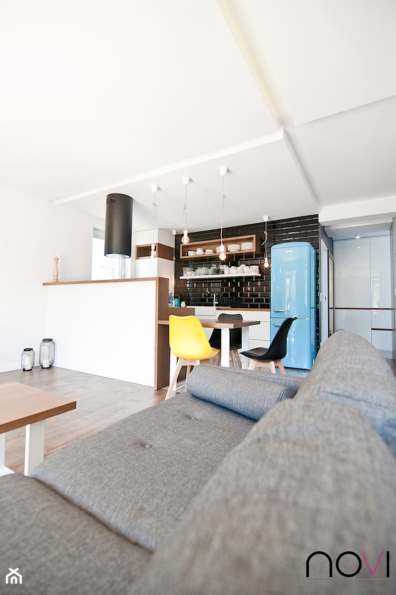 Mieszkanie Lipka 2 - Myślenice, Realizacja 2016 - Średnia biała jadalnia w kuchni, styl skandynawski - zdjęcie od NOVI art Pracownia projektowa