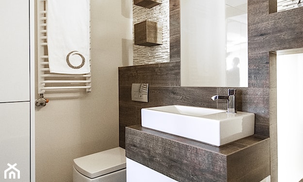 łazienka w odcieniach szarości, prostokątne lustro bez ramy, minimalistyczna łazienka