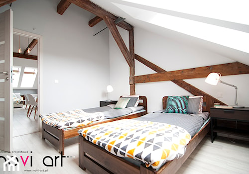 K12 Apartament 1 - Kraków - Realizacja 2015 - Mała biała sypialnia na poddaszu, styl skandynawski - zdjęcie od NOVI art Pracownia projektowa