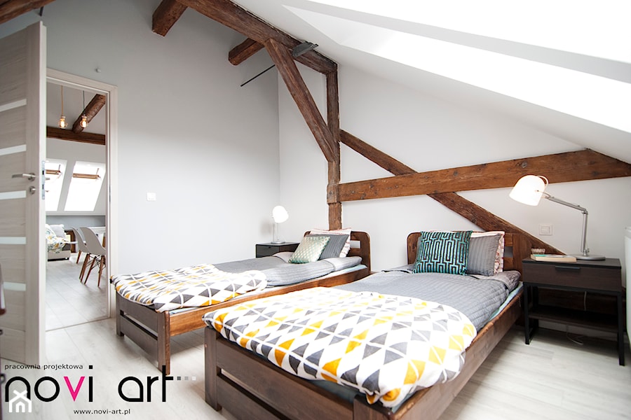 K12 Apartament 1 - Kraków - Realizacja 2015 - Mała biała sypialnia na poddaszu, styl skandynawski - zdjęcie od NOVI art Pracownia projektowa