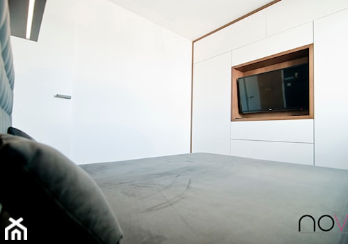 Mieszkanie Lipka 2 - Myślenice, Realizacja 2016 - Mała biała sypialnia, styl skandynawski - zdjęcie od NOVI art Pracownia projektowa