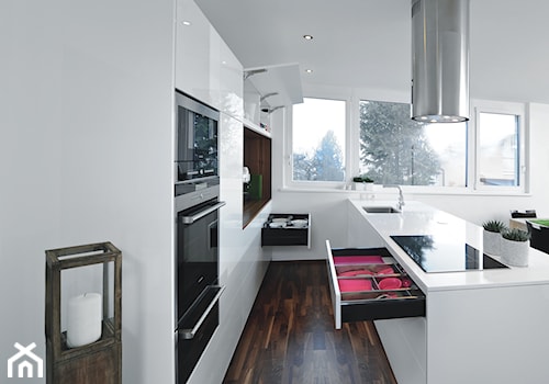 Kuchnia - wnętrza - Średnia otwarta z salonem biała z zabudowaną lodówką kuchnia jednorzędowa dwurzędowa z wyspą lub półwyspem z oknem, styl nowoczesny - zdjęcie od Blum
