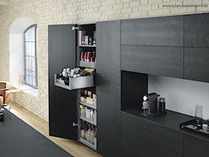 Kuchnia - wnętrza - Biała kuchnia jednorzędowa, styl industrialny - zdjęcie od Blum