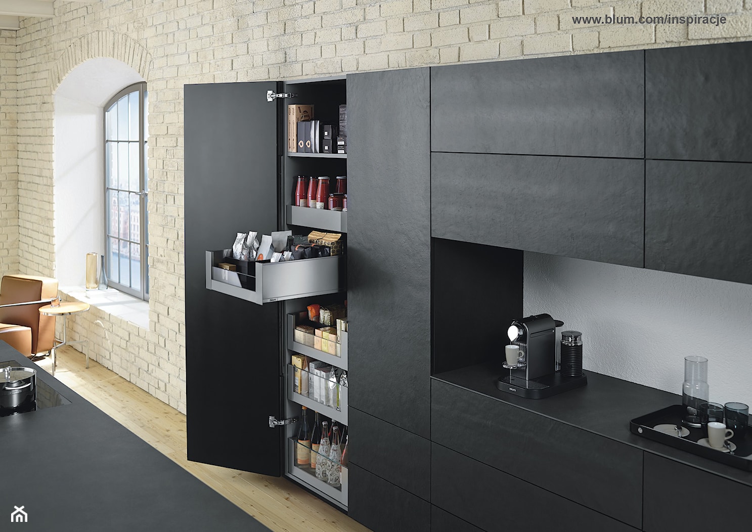 Kuchnia - wnętrza - Biała kuchnia jednorzędowa, styl industrialny - zdjęcie od Blum - Homebook