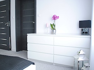 Nowoczesność w stylu glamour - Średnia biała sypialnia, styl glamour - zdjęcie od Świetlak pracownia projektowa