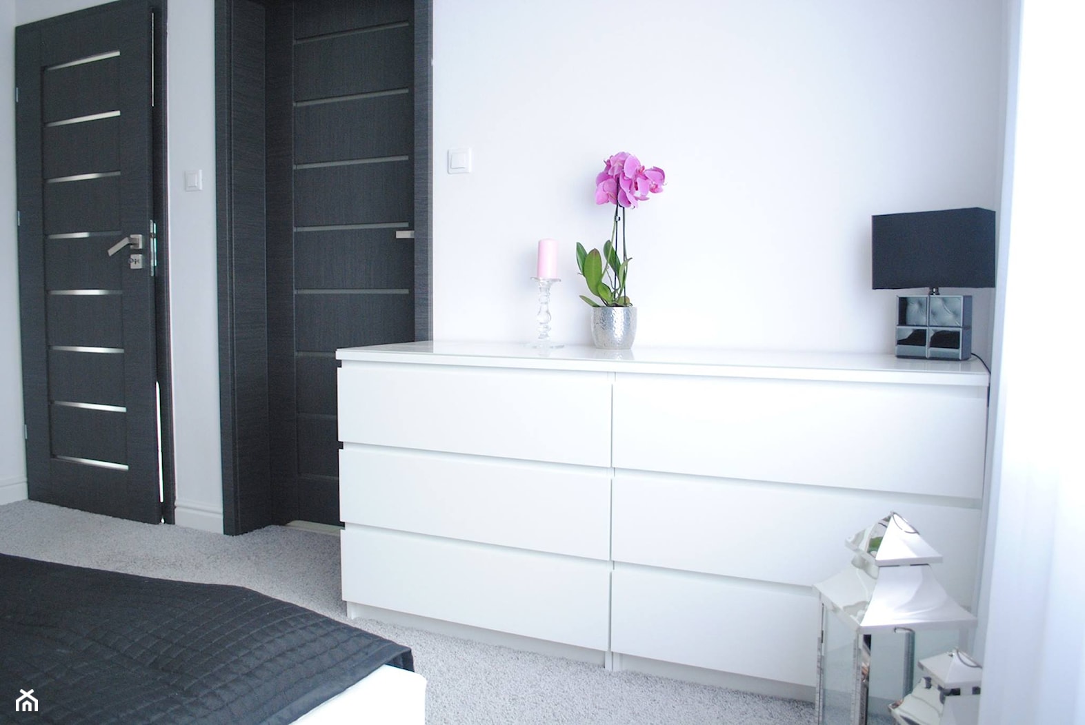 Nowoczesność w stylu glamour - Średnia biała sypialnia, styl glamour - zdjęcie od Świetlak pracownia projektowa - Homebook