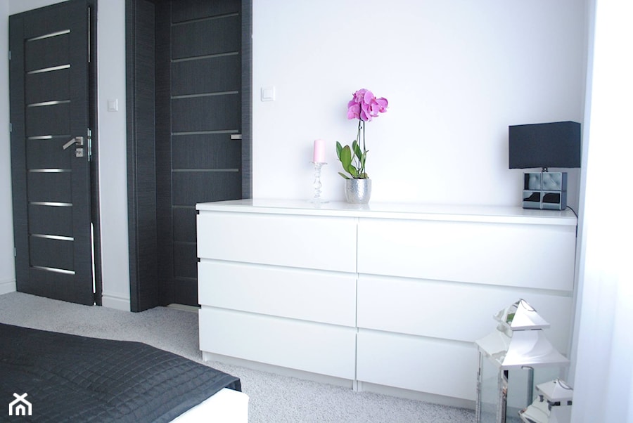 Nowoczesność w stylu glamour - Średnia biała sypialnia, styl glamour - zdjęcie od Świetlak pracownia projektowa