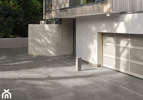 ERGON - Średni z podłoga z płyt betonowych taras z przodu domu, styl nowoczesny - zdjęcie od Mozaika.pl