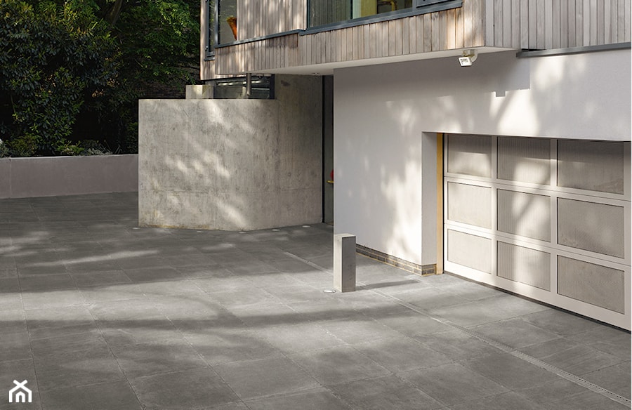 ERGON - Średni z podłoga z płyt betonowych taras z przodu domu, styl nowoczesny - zdjęcie od Mozaika.pl