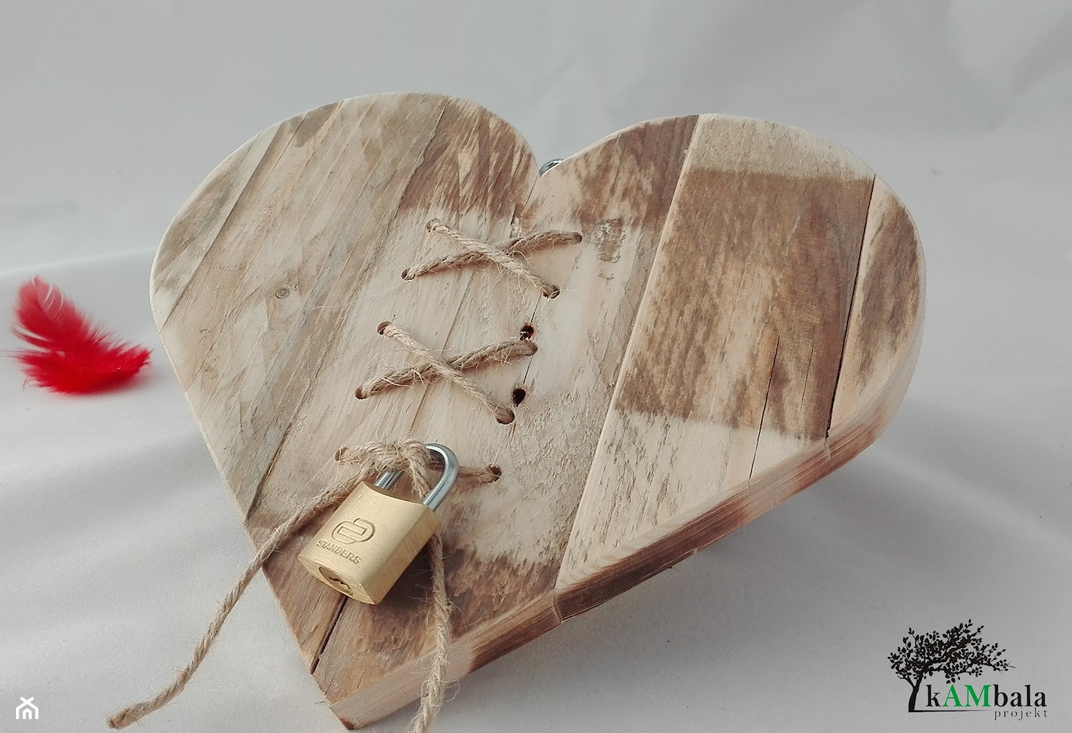 Serce z drewna z kłódką zakochanych - zdjęcie od Kambala Projekt - Homebook