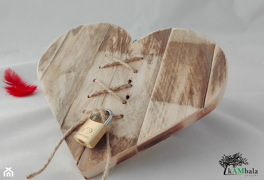 Serce z drewna z kłódką zakochanych - zdjęcie od Kambala Projekt