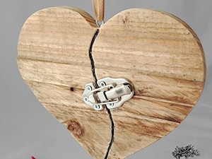 Serce z drewna, z metalowym zapięciem - zdjęcie od Kambala Projekt