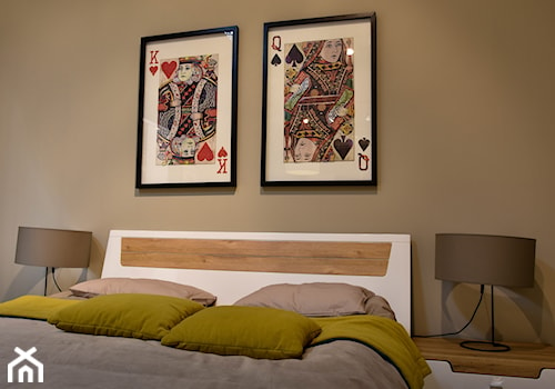 Średnia beżowa sypialnia, styl nowoczesny - zdjęcie od Evolution Home