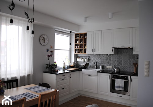 REALIZACJA, mieszkanie w stylu skandynawskim - Średnia otwarta biała szara z nablatowym zlewozmywakiem kuchnia w kształcie litery l, styl skandynawski - zdjęcie od in studio pracownia