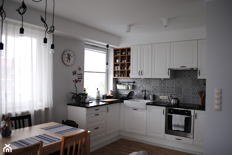 REALIZACJA, mieszkanie w stylu skandynawskim - Średnia otwarta biała szara z nablatowym zlewozmywakiem kuchnia w kształcie litery l, styl skandynawski - zdjęcie od in studio pracownia
