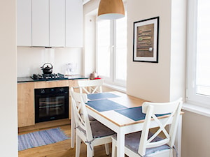 Mieszkanie 32 m2 - Mała beżowa jadalnia w kuchni, styl tradycyjny - zdjęcie od in studio pracownia