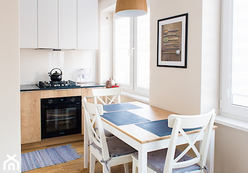 Mieszkanie 32 m2 - Mała beżowa jadalnia w kuchni, styl tradycyjny - zdjęcie od in studio pracownia