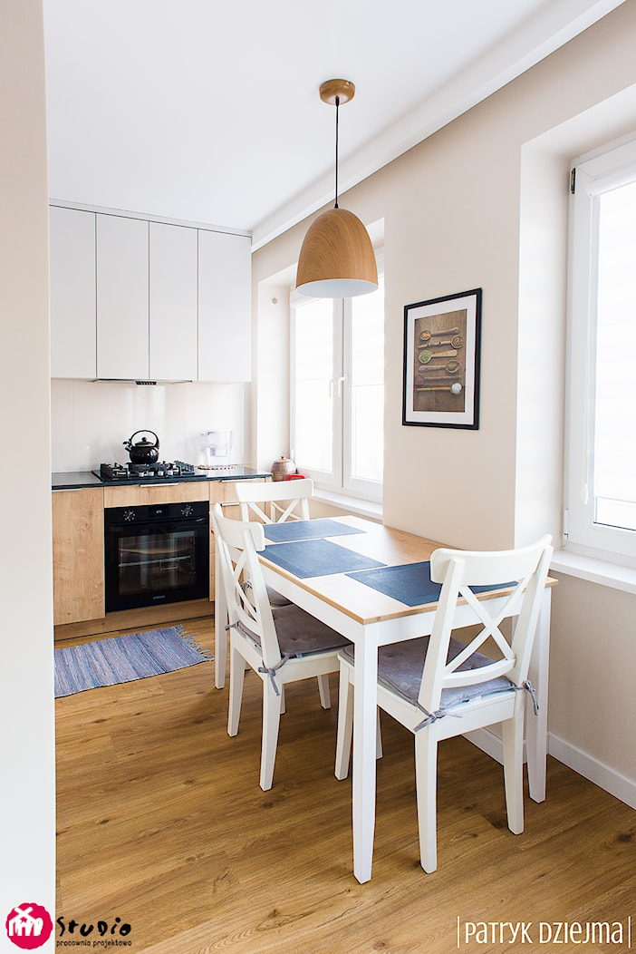 Mieszkanie 32 m2 - Mała beżowa jadalnia w kuchni, styl tradycyjny - zdjęcie od in studio pracownia - Homebook