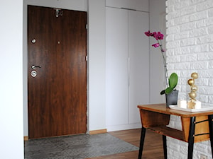 REALIZACJA, mieszkanie w stylu skandynawskim - Hol / przedpokój, styl skandynawski - zdjęcie od in studio pracownia