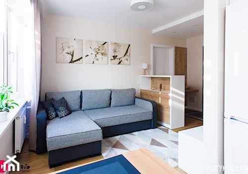 Mieszkanie 32 m2 - Mały beżowy salon z jadalnią, styl skandynawski - zdjęcie od in studio pracownia