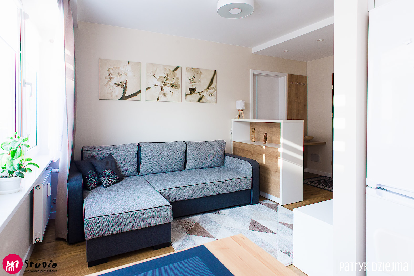 Mieszkanie 32 m2 - Mały beżowy salon z jadalnią, styl skandynawski - zdjęcie od in studio pracownia - Homebook