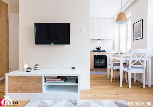 Mieszkanie 32 m2 - Średni biały salon z kuchnią z jadalnią, styl skandynawski - zdjęcie od in studio pracownia