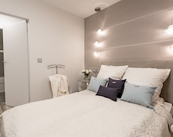 Sypialnia z błyszczącą tapetą i kulistymi lampkami bocci - zdjęcie od Wnętrzowe Love - Homebook