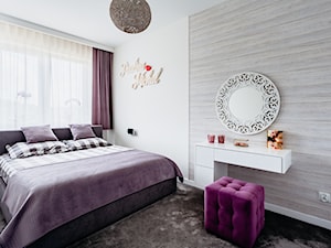 Fioletowa sypialnia – jakie kolory, meble i dodatki do niej pasują? Podpowiadamy