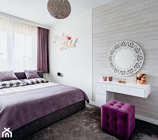 Fioletowa sypialnia – jakie kolory, meble i dodatki do niej pasują? Podpowiadamy