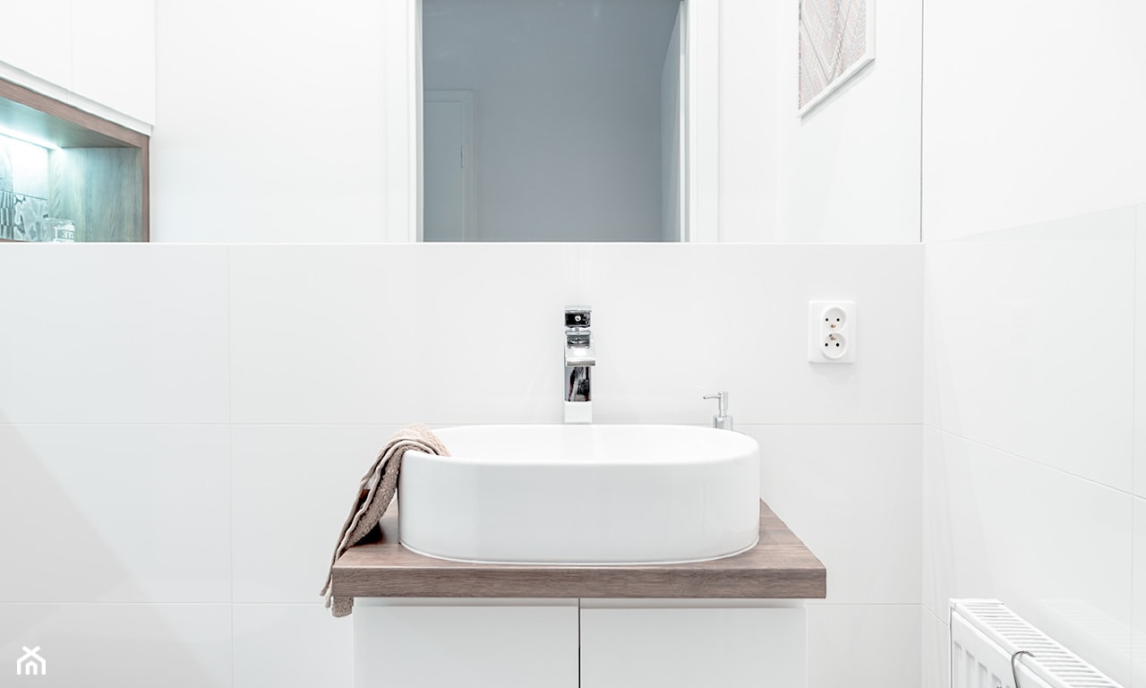całkowicie biała nowoczesna łazienka