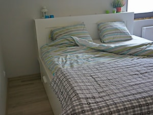 Aranżacja sypialni - Mała biała sypialnia, styl minimalistyczny - zdjęcie od projektdom.net