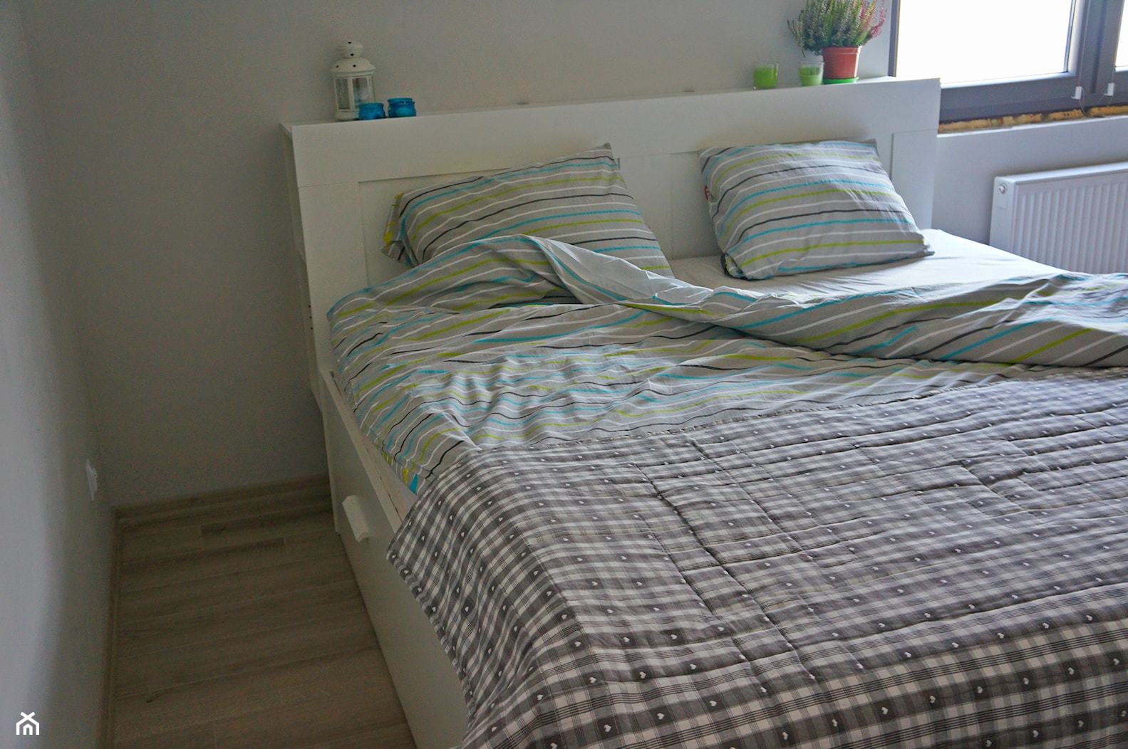 Aranżacja sypialni - Mała biała sypialnia, styl minimalistyczny - zdjęcie od projektdom.net - Homebook