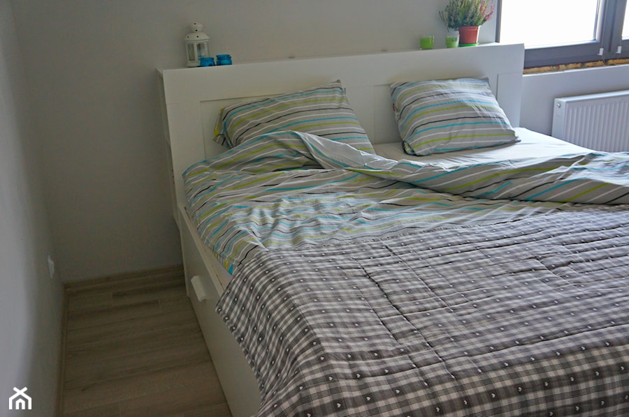 Aranżacja sypialni - Mała biała sypialnia, styl minimalistyczny - zdjęcie od projektdom.net