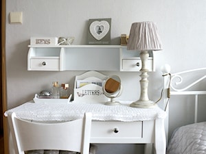 Metamorfoza sypialni - Średnia biała z biurkiem sypialnia, styl nowoczesny - zdjęcie od projektdom.net