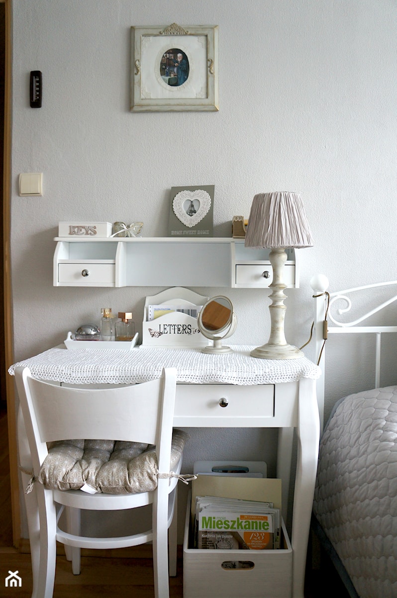 Metamorfoza sypialni - Średnia biała z biurkiem sypialnia, styl nowoczesny - zdjęcie od projektdom.net