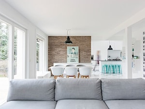 Mały biały salon z kuchnią z jadalnią z tarasem / balkonem z barkiem, styl skandynawski - zdjęcie od wall-being