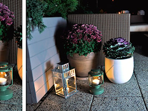 TARAS IV (nocą) - Średni z meblami ogrodowymi z donicami na kwiaty taras z tyłu domu - zdjęcie od APPO architektura krajobrazu