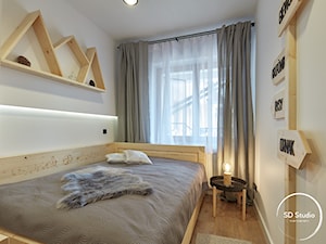 Mała sypialnia z drewnianymi elementami. - zdjęcie od SD Studio Projektowanie wnętrz