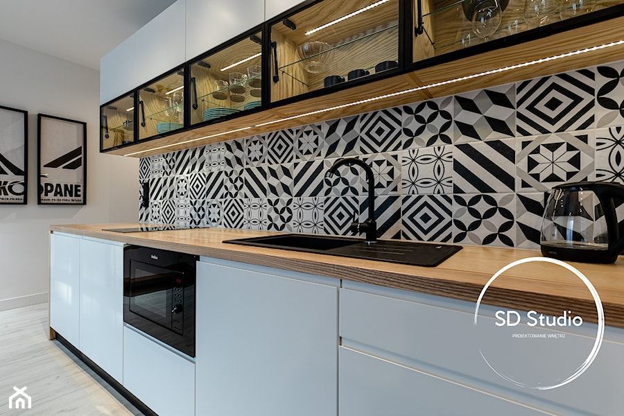 Aneks kuchenny z mozaiką na ścianie - zdjęcie od SD Studio Projektowanie wnętrz