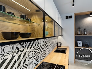 Aneks kuchenny z mozaiką na ścianie - zdjęcie od SD Studio Projektowanie wnętrz
