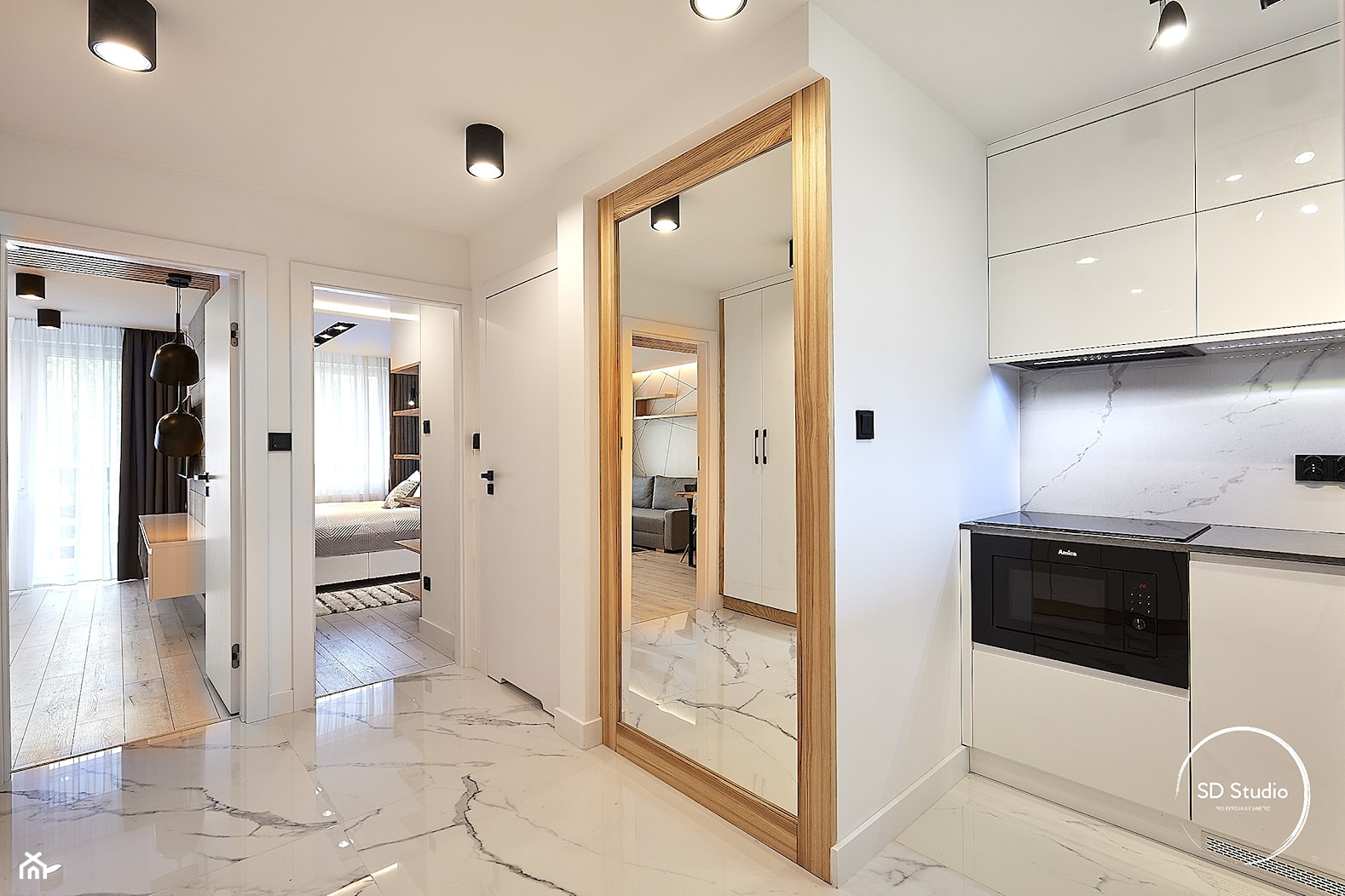 Biała minimalistyczna kuchnia otwarta na mieszkanie - zdjęcie od SD Studio Projektowanie wnętrz - Homebook