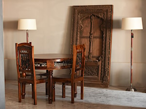 Ręcznie rzeźbione dekoracje prosto z indyjskich manufaktur, stoły i krzesła ze zdobieniami z naturalnego drewna - zdjęcie od Indigo Decor