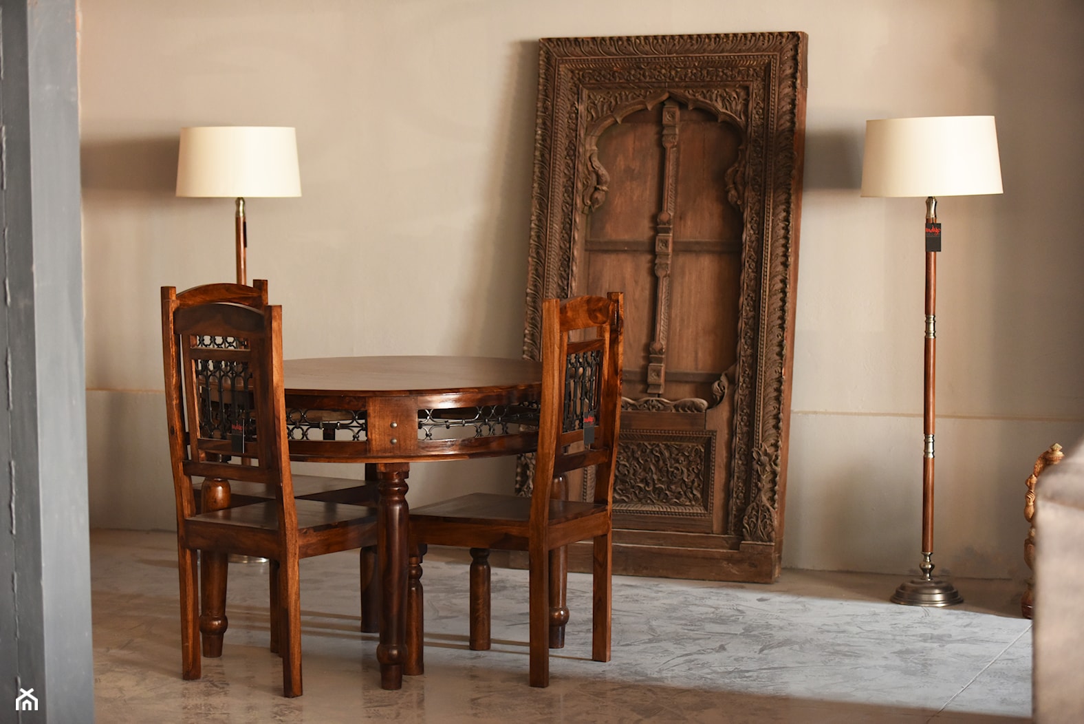 Ręcznie rzeźbione dekoracje prosto z indyjskich manufaktur, stoły i krzesła ze zdobieniami z naturalnego drewna - zdjęcie od Indigo Decor - Homebook