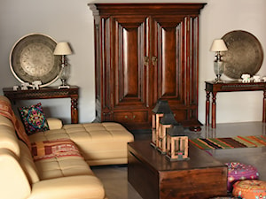 Szafy, stoliki, kufry, lampy w stylu kolonialnym i klasycznym - zdjęcie od Indigo Decor
