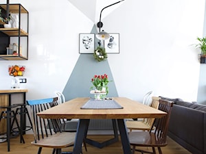 DOM POD ŁODZIĄ - Średnia biała szara jadalnia w salonie w kuchni, styl skandynawski - zdjęcie od Piotr Motrenko